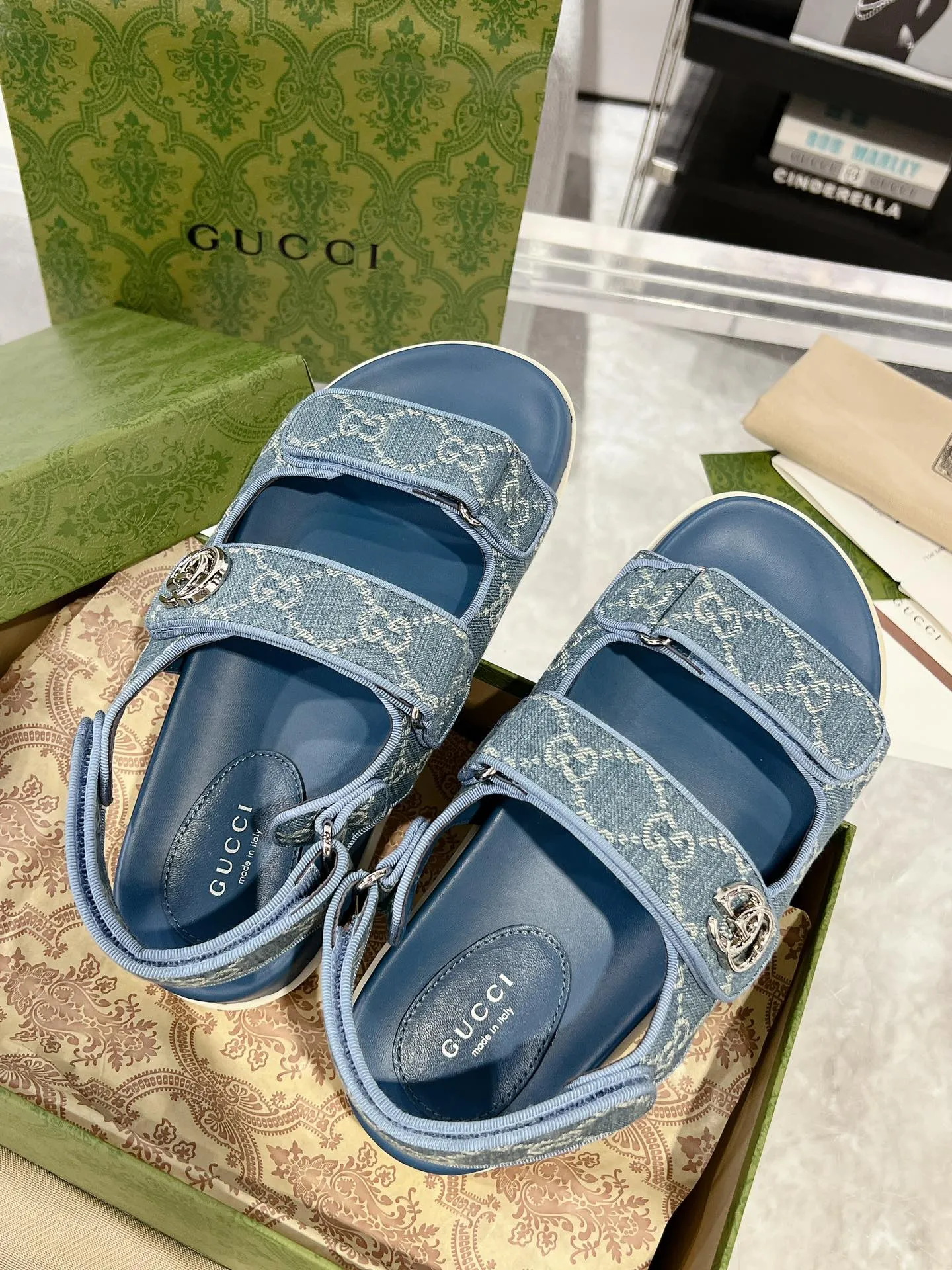 👟👟Ex-factory price 520👟👟 The latest Guccl24ss new product Double G women's Velcro sandals 😎 These flat sandals are designed with Velcro straps, which are modern and sporty, bringing comfort. This accessory is crafted from light blue and ivory white GG denim fabric. The upper straps are decorated with elegant Double G-shaped accessories, showing a unique style. Gucci’s classic presbyopic cloth surface…hot diamond surface…TPU non-slip outsole…ZP molded midsole feet…original metal buckle/rhinestone surface Code number: 35 to 42 (41.42 is custom-made and cannot be returned or exchanged)